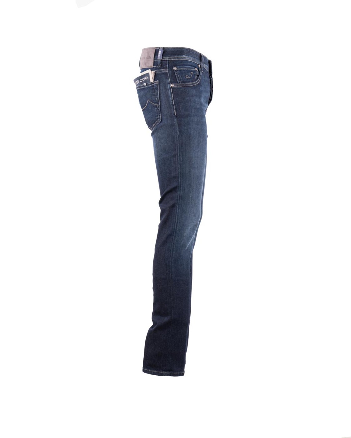shop JACOB COHEN  Pantalone: Jacob Cohen pantaloni 5 tasche Scott.
Carrot slim fit con gamba cropped e cavallo basso.
Denim indaco super stretch soft di cotone e lyocell blu scuro con resinatura vintage, sabbiatura a mano, effetto dirty e texture morbida (10 once).
Salpa in velluto grigio scuro con pattern stampato a righe e logo.
Bottone dalla forma leggermente bombata con motivo a spina di pesce, strisce e logo centrale, finitura canna di fucile.
Include bandana con stampa a righe diagonali e rocchetto di filo.
Patta interna ricamata con nome del pantalone e citazione del fondatore.
Profumati con l’esclusiva fragranza Jacob Cohën.
Composizione: 81% cotone, 11% lyocell, 6% elastomultiestere, 2% elastan/spandex.
Made in Italy.. QE006 P3621-100D number 922241